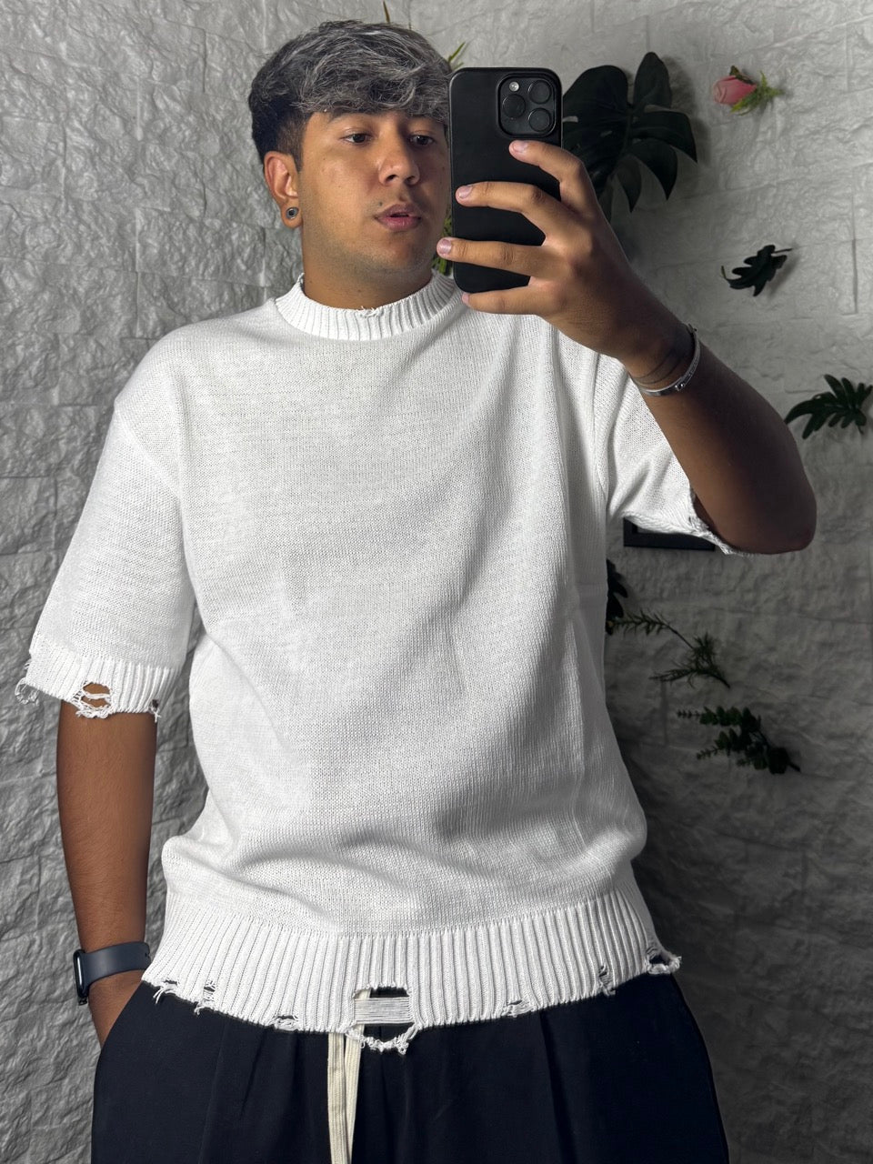 T-shirt bianca in maglia a manica corta con effetto destroyed