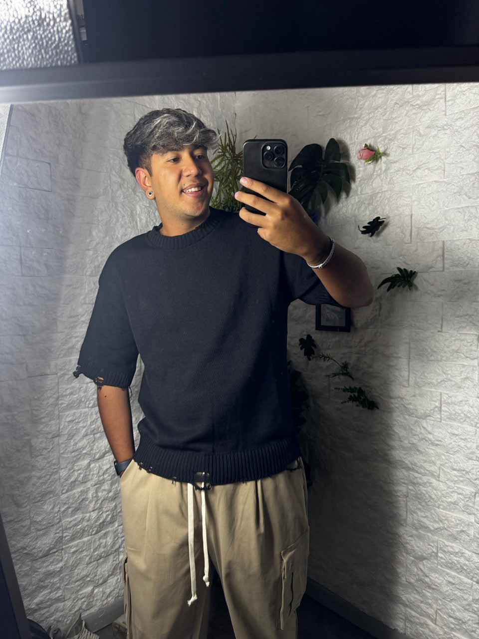 T-shirt nera in maglia a manica corta con effetto destroyed