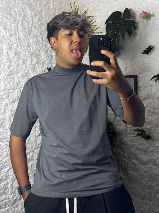 T-shirt grigio piombo in tinta unita con mezzo collo alto
