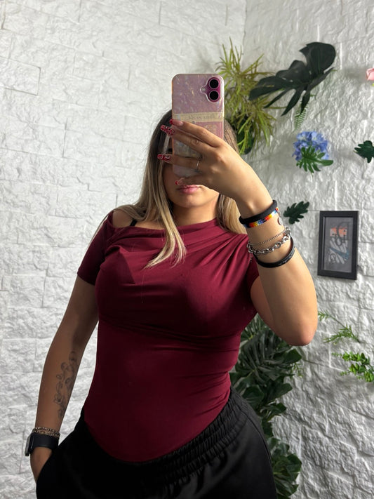 T-shirt aderente con scollo morbido monospalla in tinta unita