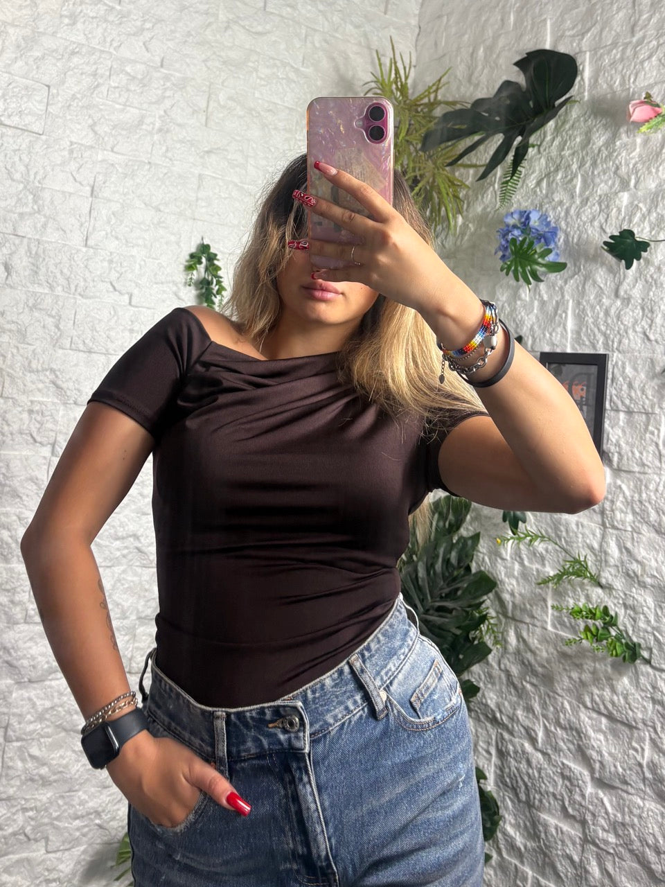 T-shirt aderente con scollo morbido monospalla in tinta unita