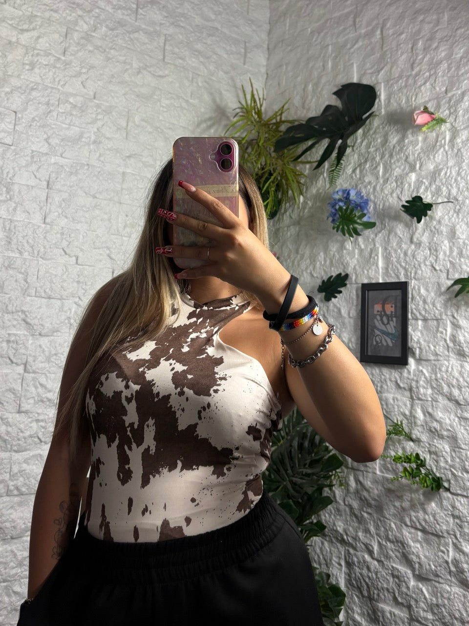 Body smanicato con stampa maculata marrone e scollo con apertura laterale