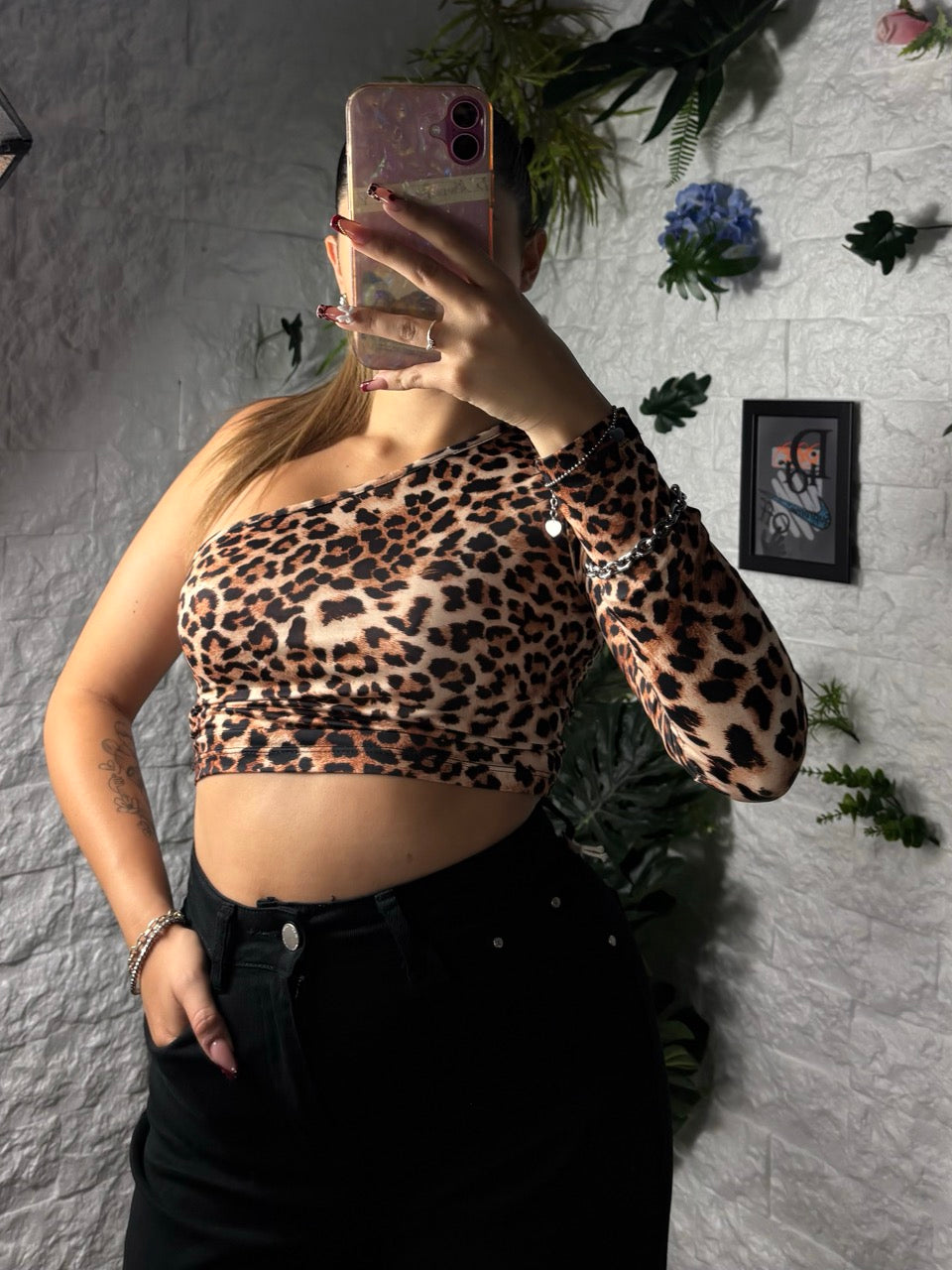 Top maculato marrone monospalla crop con manica lunga