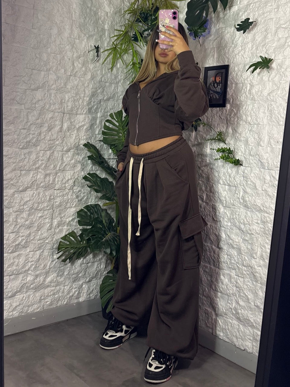 Completo con felpa a zip sagomata e pantalone cargo a fondo ampio - GARZATO