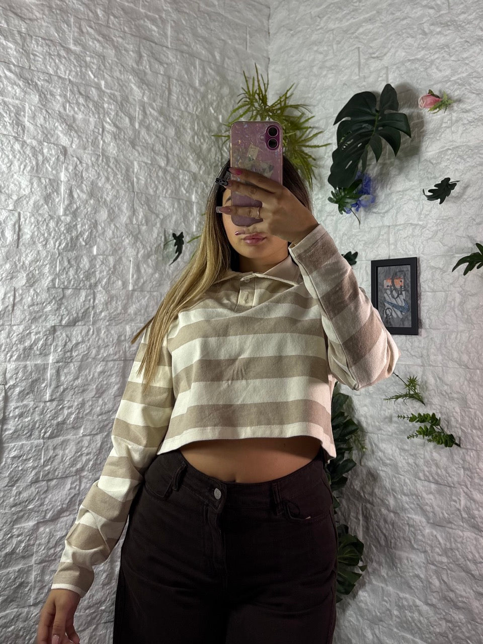 Polo crop a maniche lunghe in cotone con righe su fondo panna