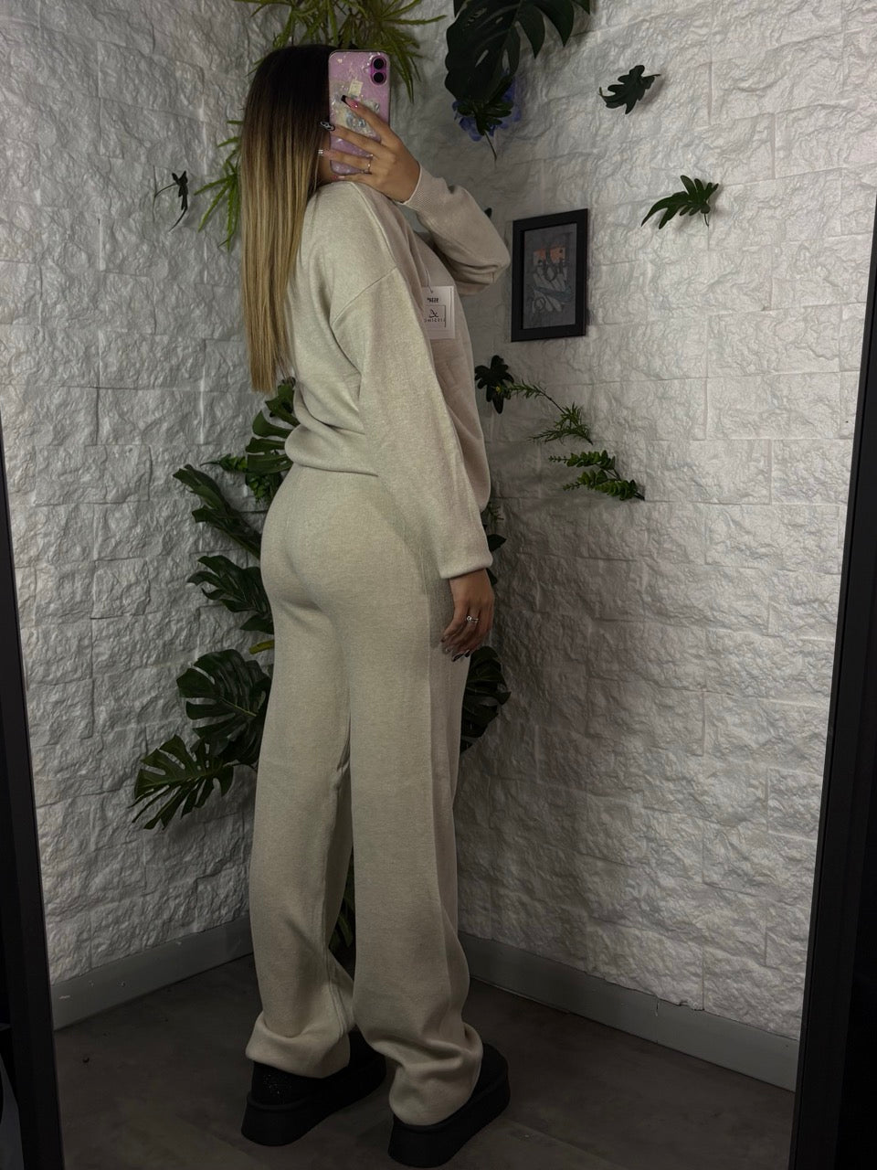 Completo in maglia tinta unita con maglioncino e pantalone a palazzo