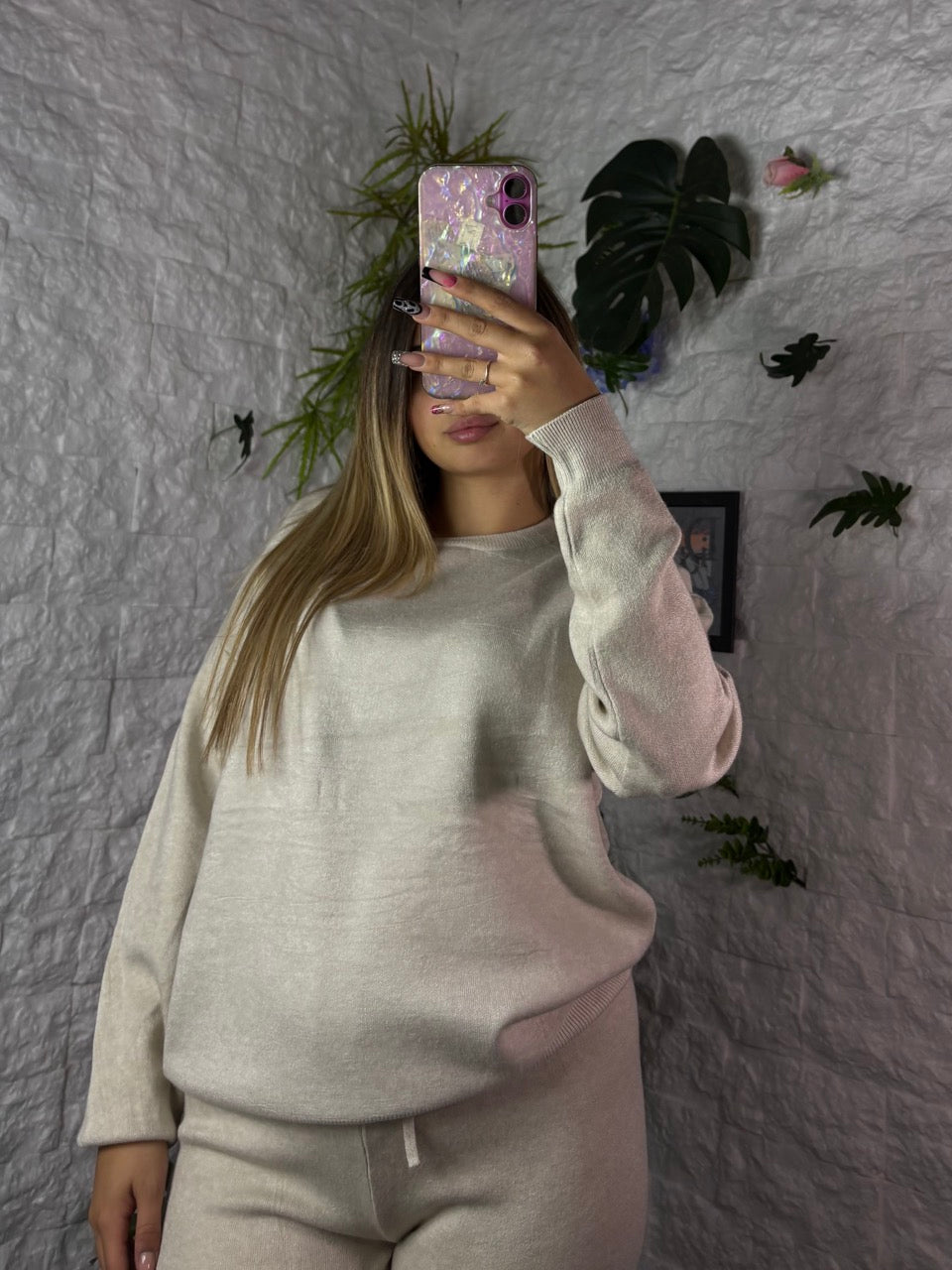 Completo in maglia tinta unita con maglioncino e pantalone a palazzo