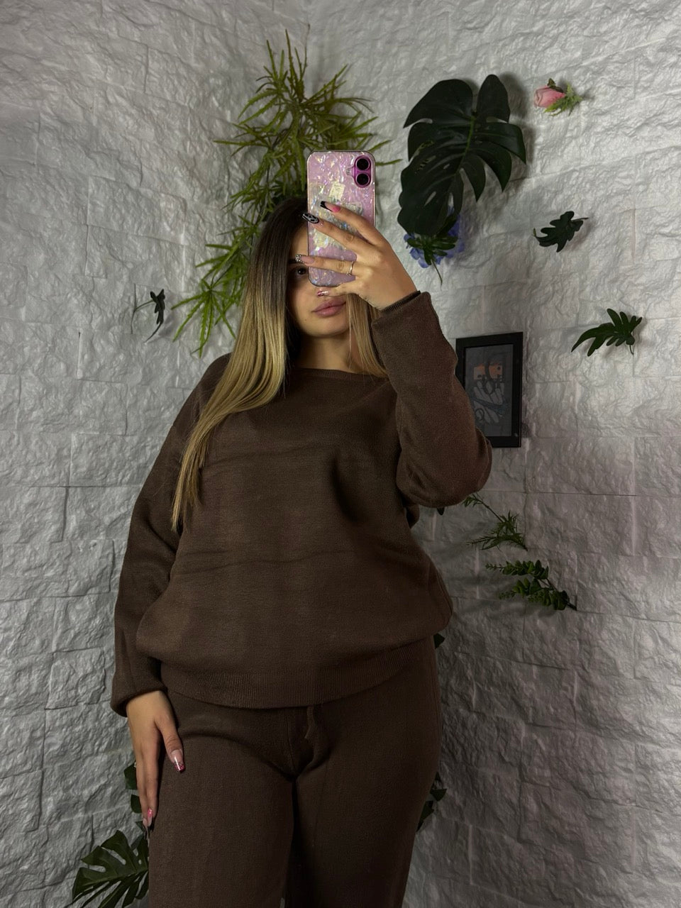 Completo in maglia tinta unita con maglioncino e pantalone a palazzo