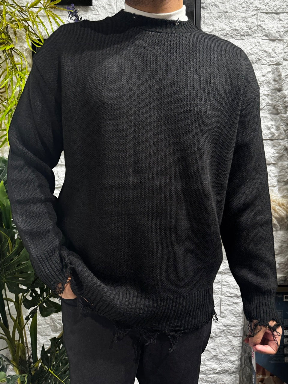 Maglione nero in maglia con bordi effetto destroyed