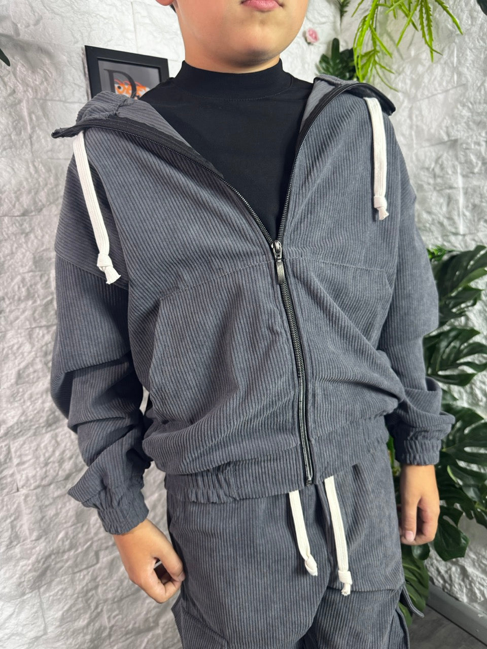 Completo grigio a millerighe con felpa zip e pantalone cargo 10-16 anni