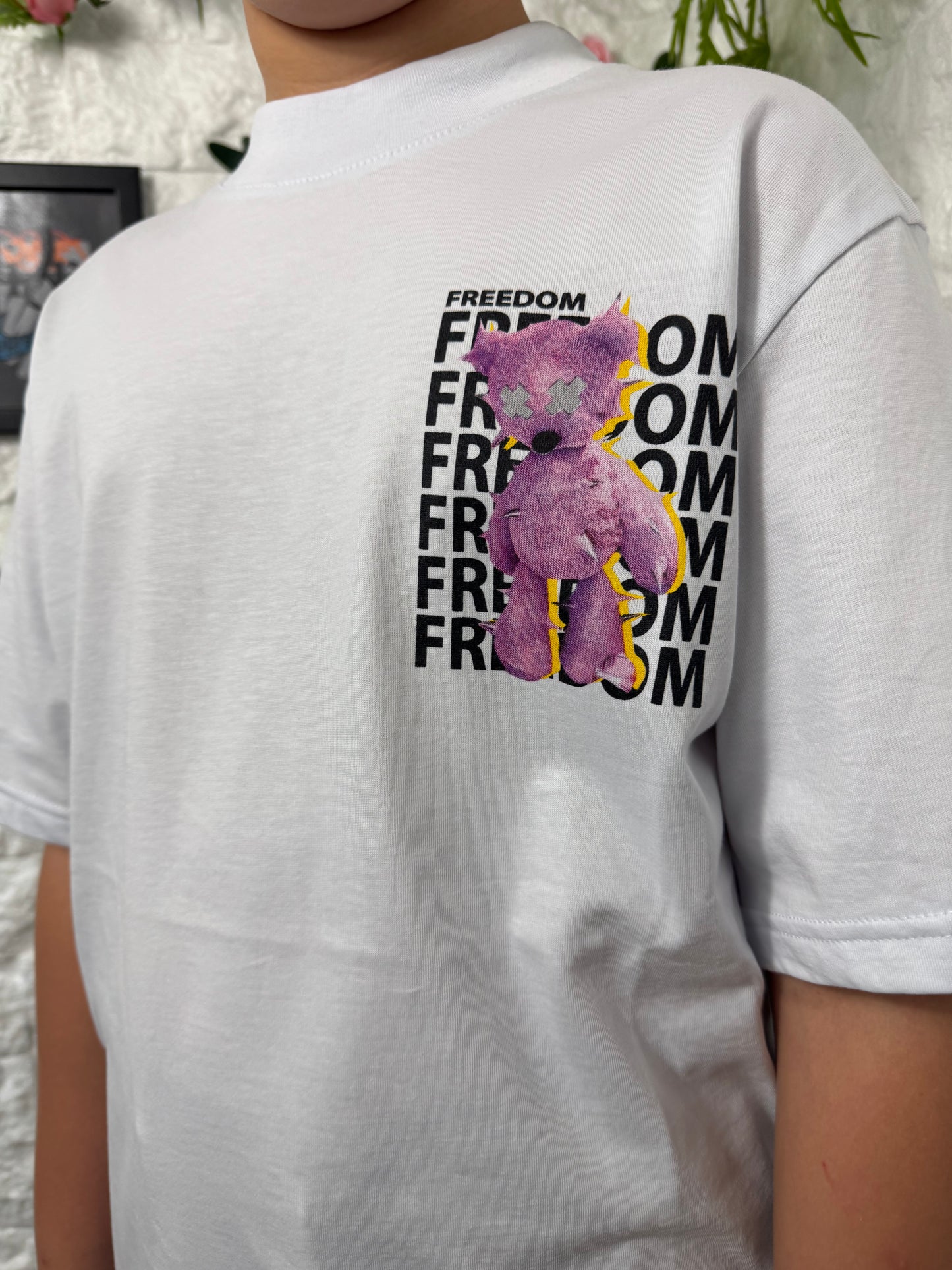 T-shirt bianca con scritta "FREEDOM" e orso viola 10-16 anni B215