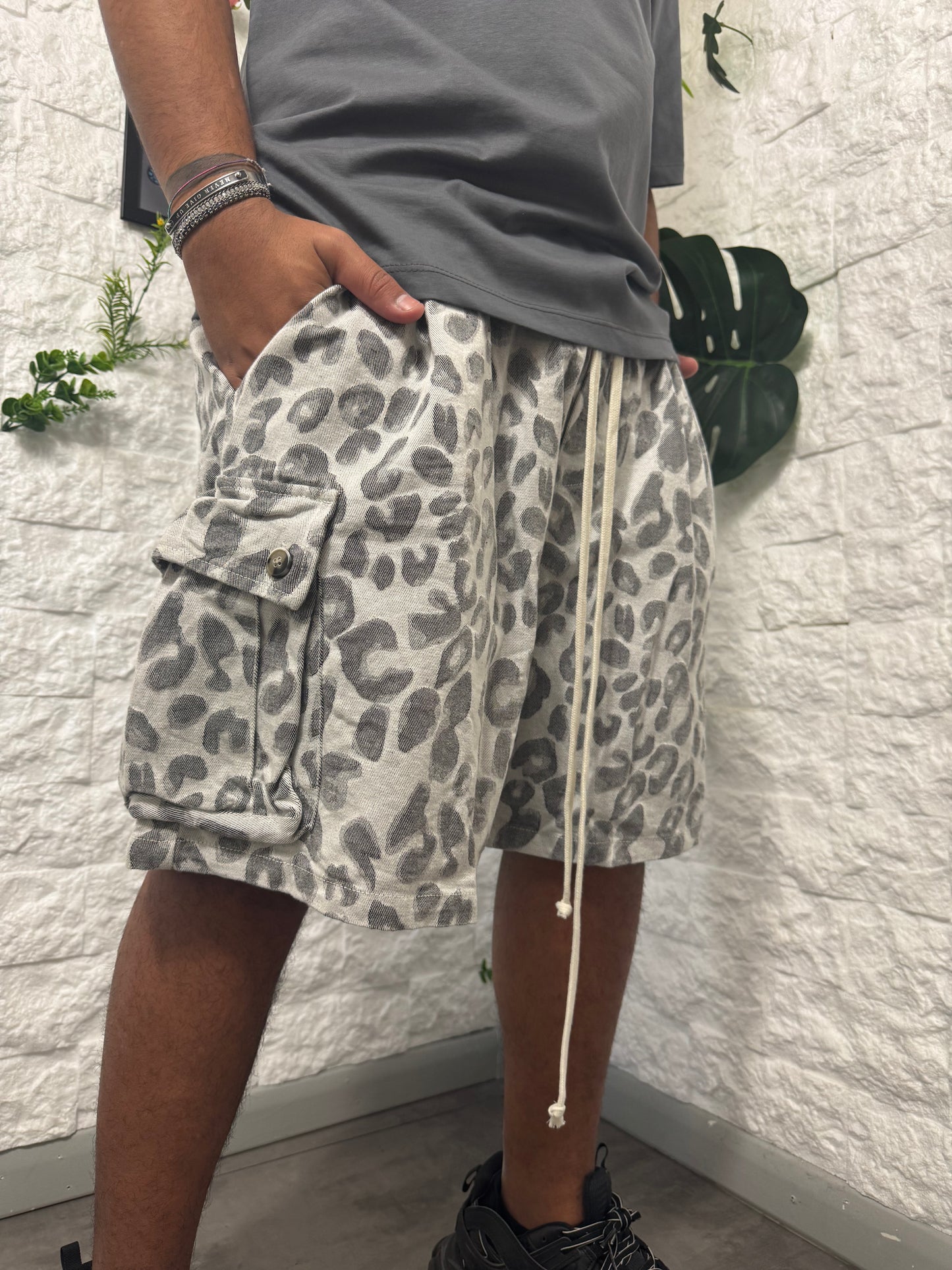 Pantaloncino in jeans cargo leopardato 303088P