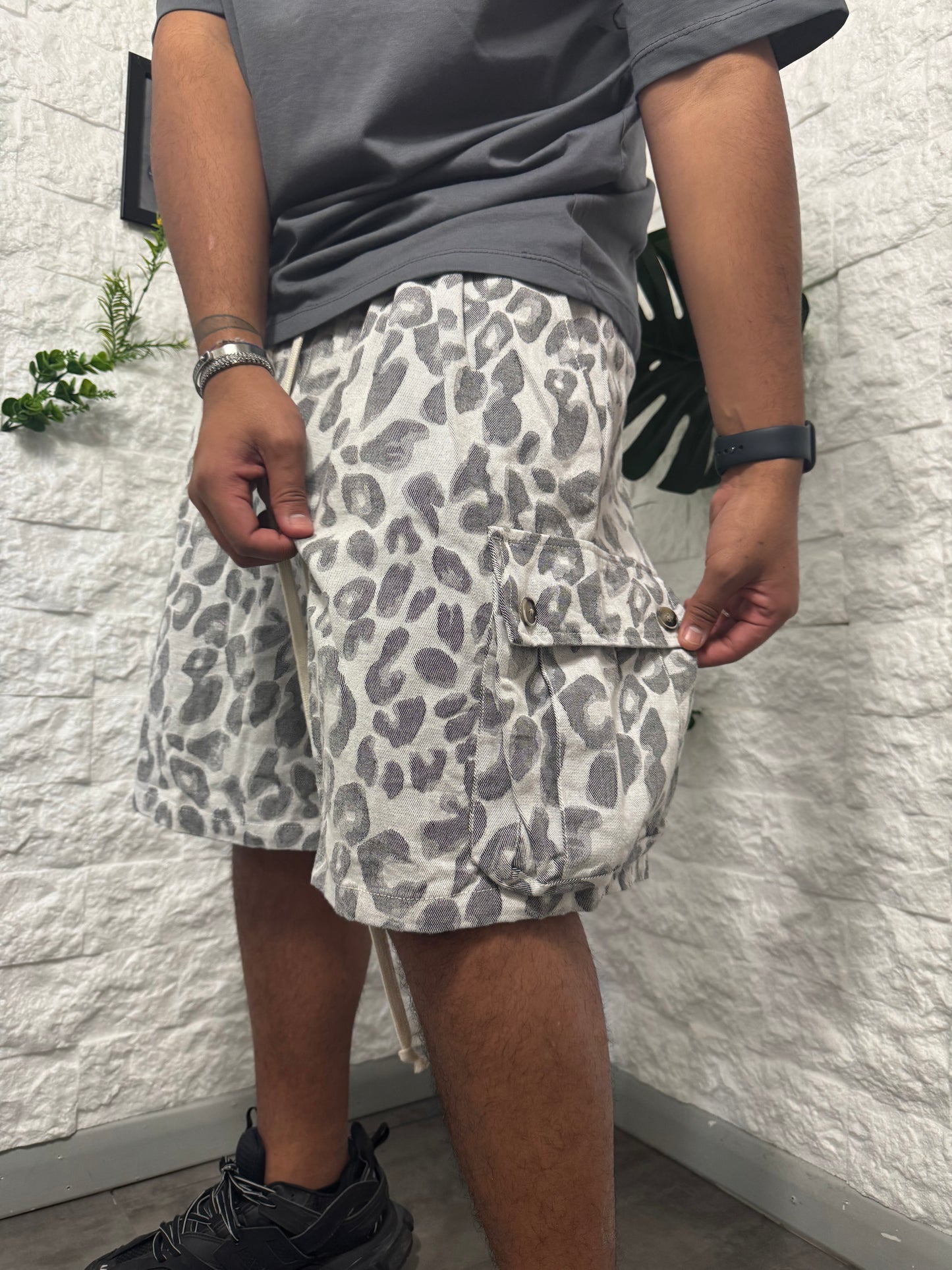 Pantaloncino in jeans cargo leopardato 303088P