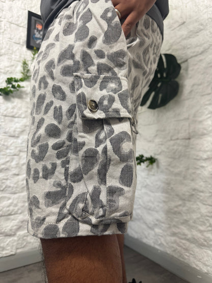 Pantaloncino in jeans cargo leopardato 303088P