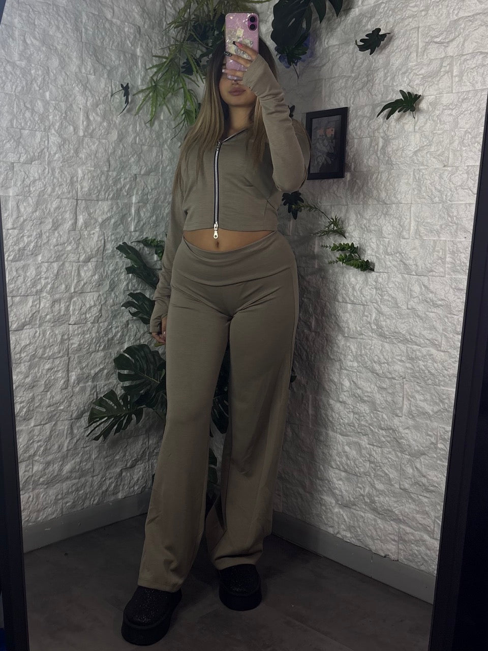 Completo elasticizzato tinta unita con felpa corta e pantalone a vita alta