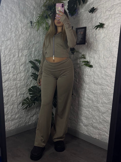 Completo elasticizzato tinta unita con felpa corta e pantalone a vita alta