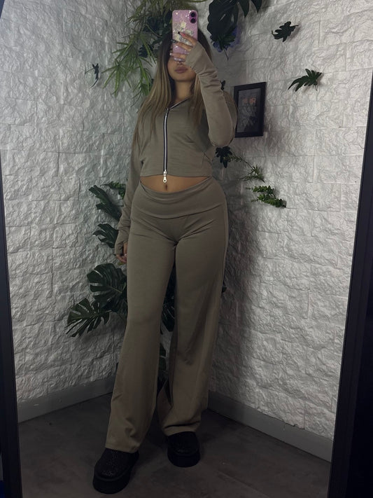 Completo elasticizzato tinta unita con felpa corta e pantalone a vita alta