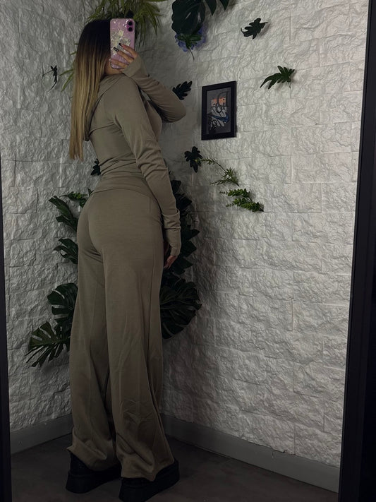 Completo elasticizzato tinta unita con felpa corta e pantalone a vita alta