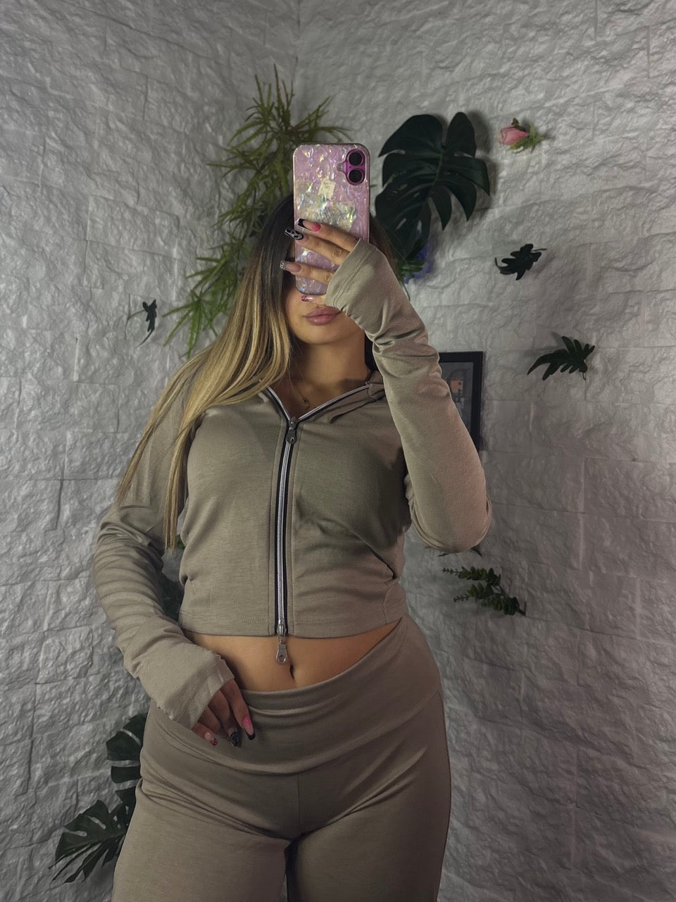 Completo elasticizzato tinta unita con felpa corta e pantalone a vita alta