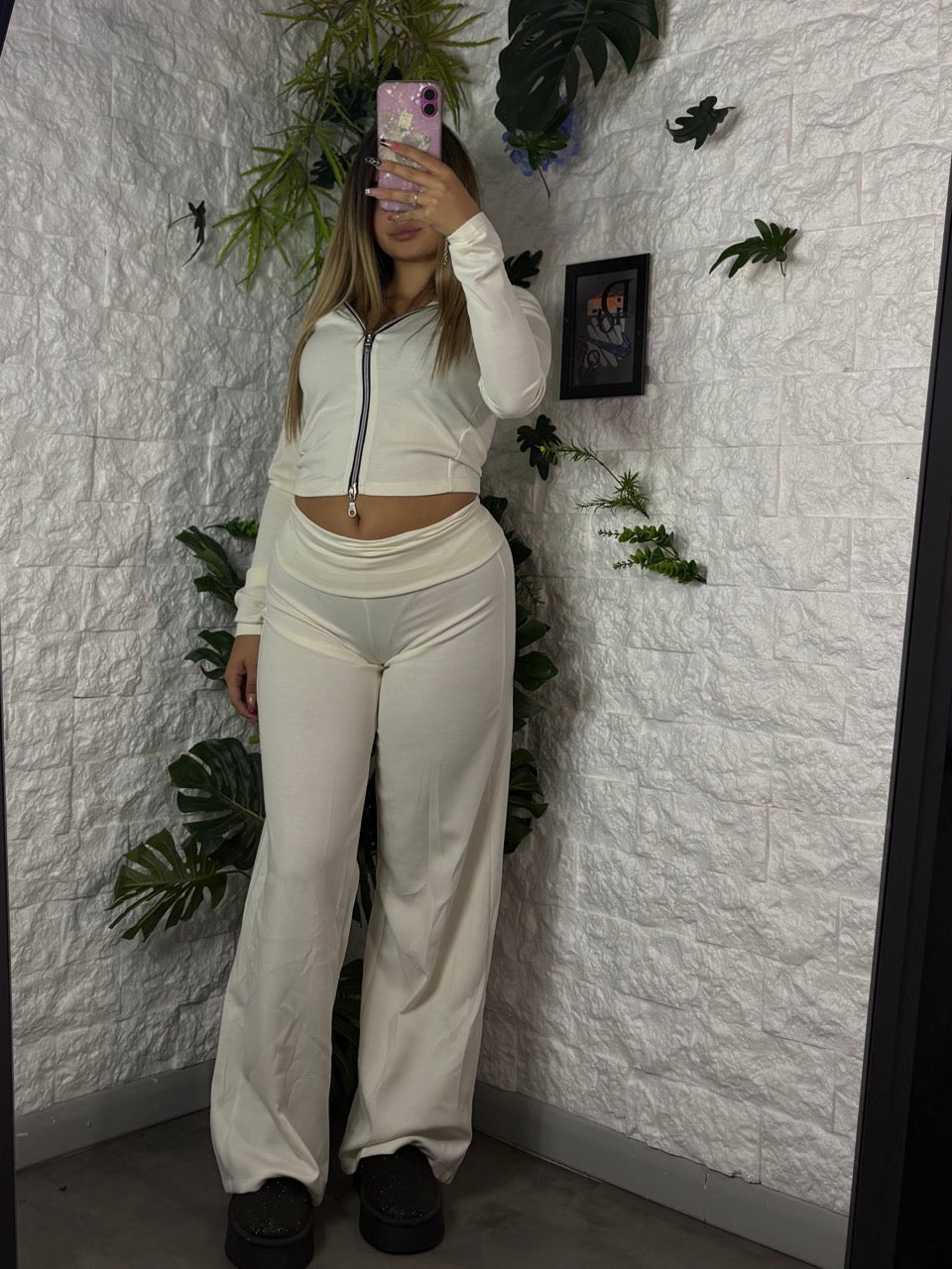 Completo elasticizzato tinta unita con felpa corta e pantalone a vita alta