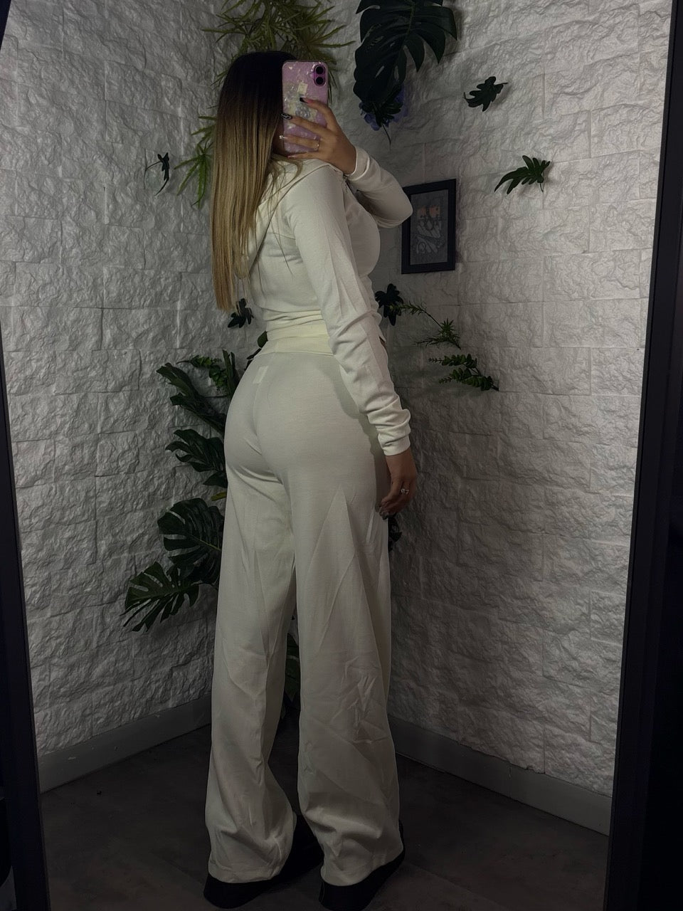 Completo elasticizzato tinta unita con felpa corta e pantalone a vita alta