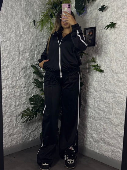 Completo in tessuto tecnico con bande laterali e pantalone palazzo