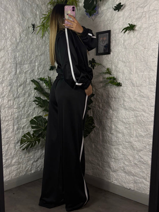 Completo in tessuto tecnico con bande laterali e pantalone palazzo