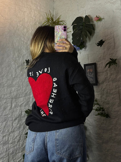Maglione oversize con cuore e scritte ricamate