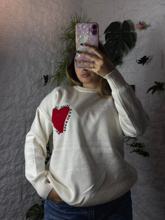 Maglione oversize con cuore e scritte ricamate