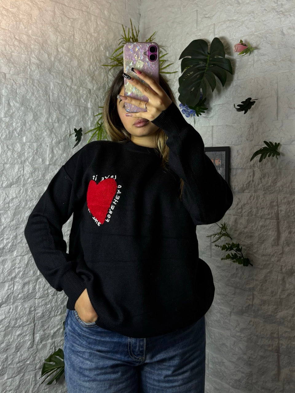 Maglione oversize con cuore e scritte ricamate