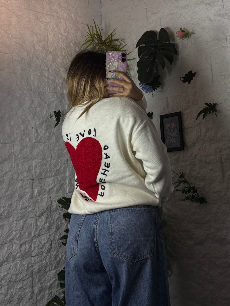 Maglione oversize con cuore e scritte ricamate