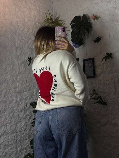 Maglione oversize con cuore e scritte ricamate