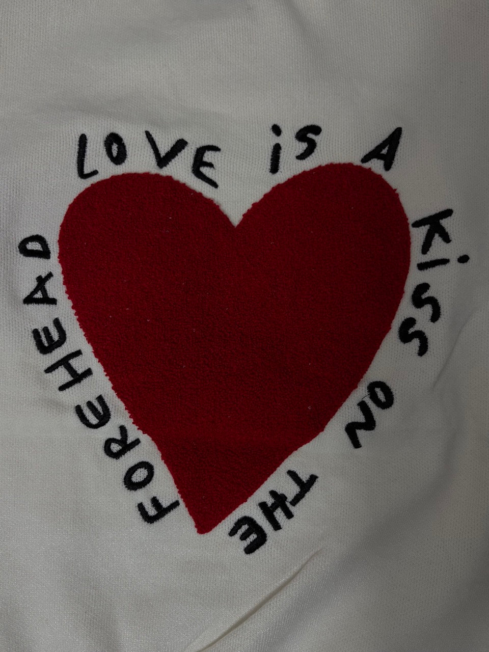 Maglione oversize con cuore e scritte ricamate