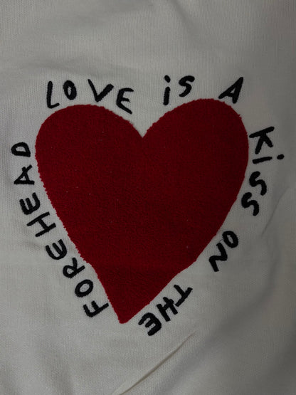 Maglione oversize con cuore e scritte ricamate