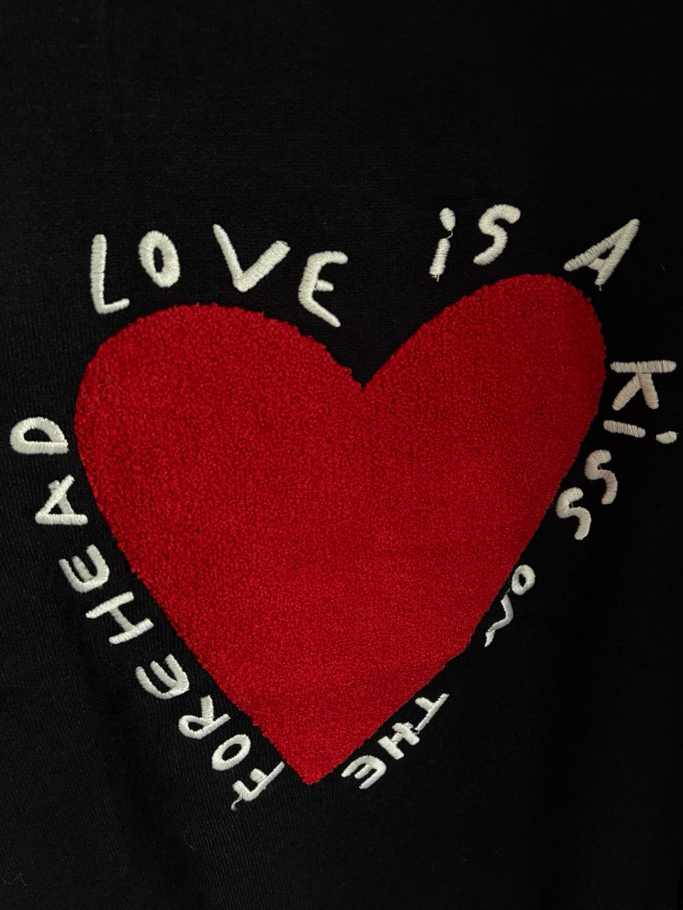 Maglione oversize con cuore e scritte ricamate