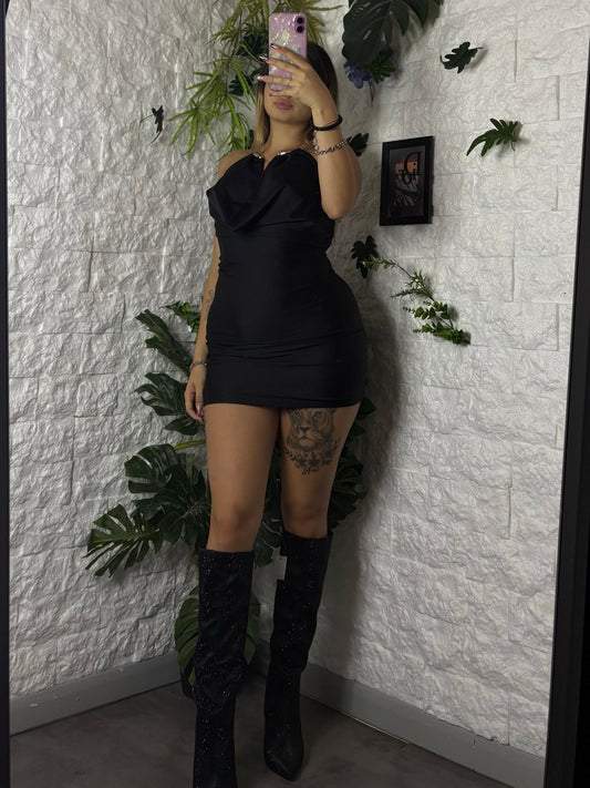 Tubino corto con scollo morbido e collier oro integrato