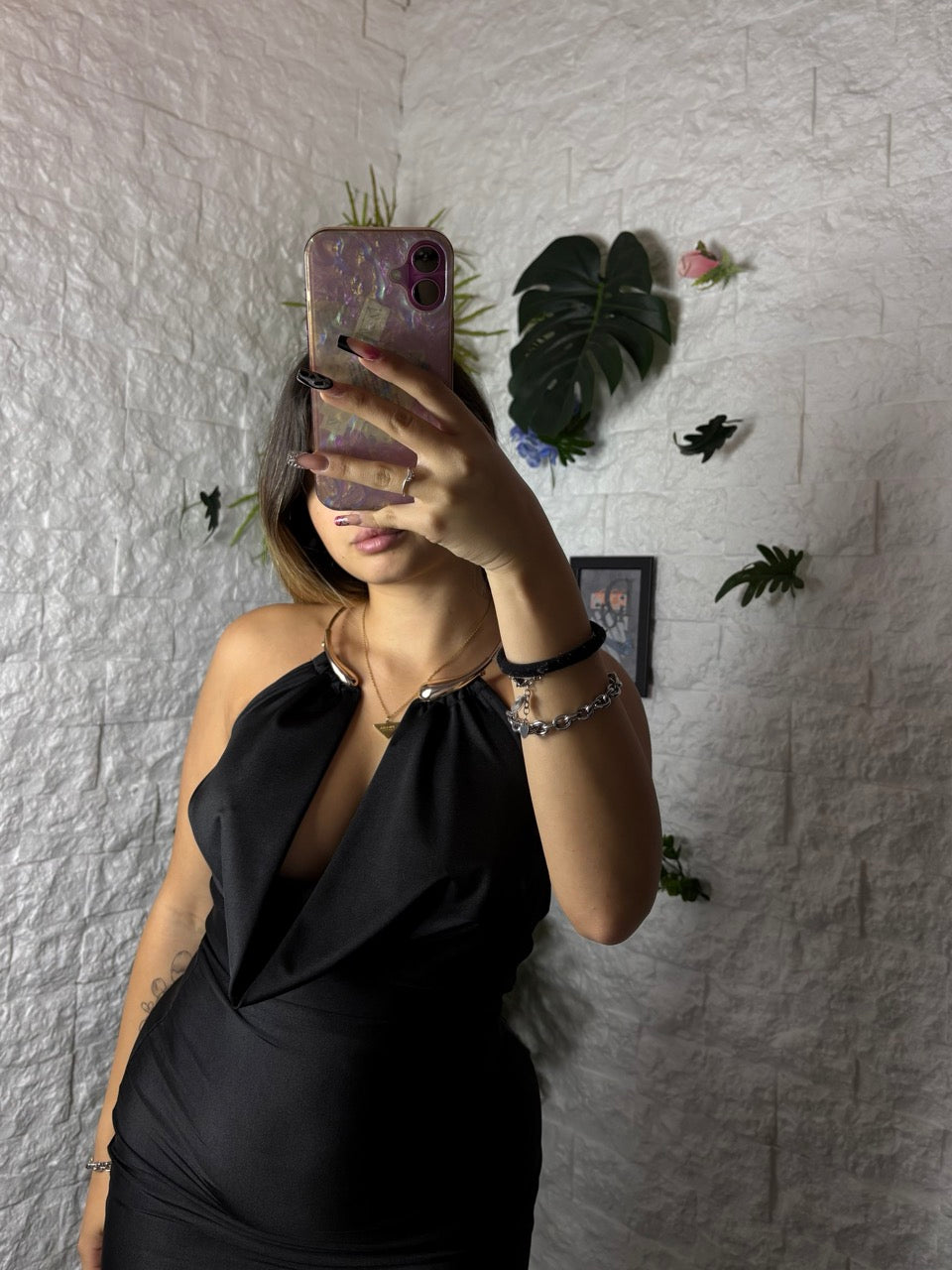 Tubino corto con scollo morbido e collier oro integrato