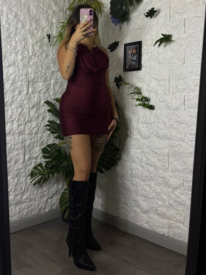 Tubino corto con scollo morbido e collier oro integrato