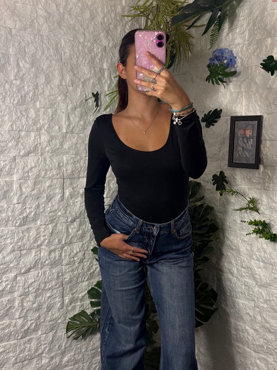 Body aderente in cotone elasticizzato con scollo a U a manica lunga