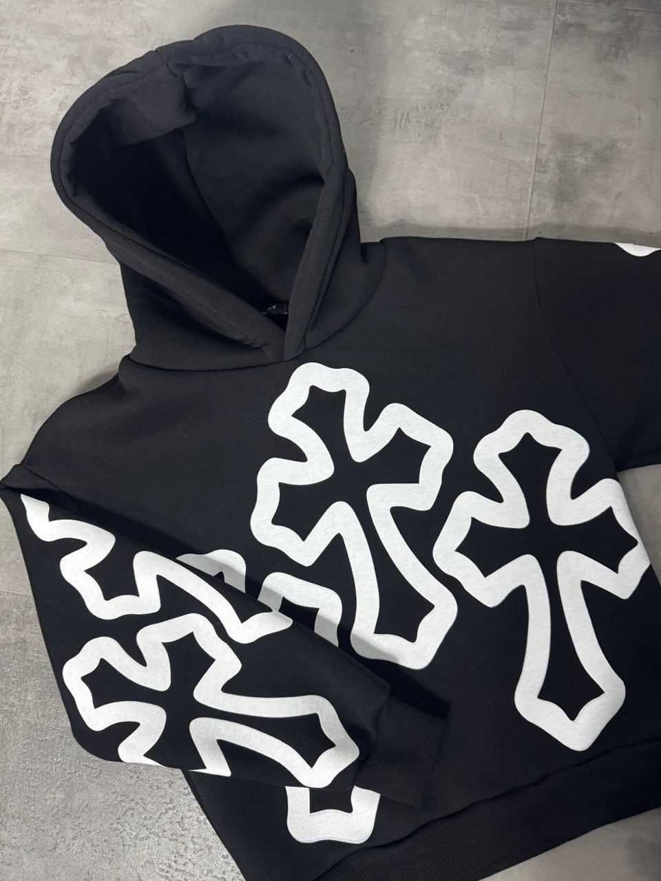 Felpa nera con cappuccio e maxi stampe a croce - FELPATO 1016 anni