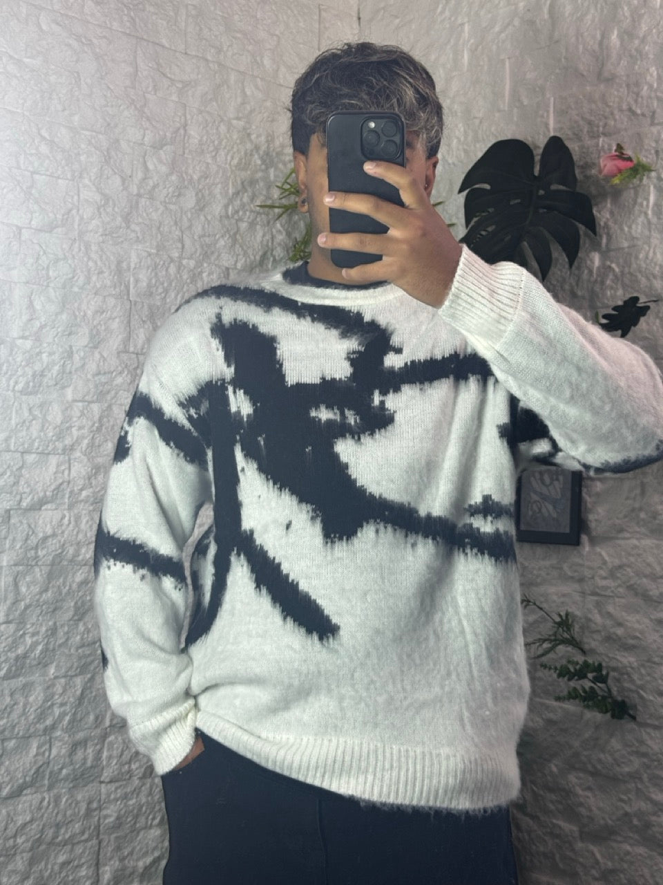 Maglione nero e bianco con fantasia astratta effetto spazzolato