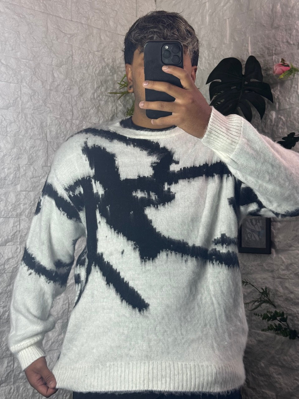 Maglione nero e bianco con fantasia astratta effetto spazzolato