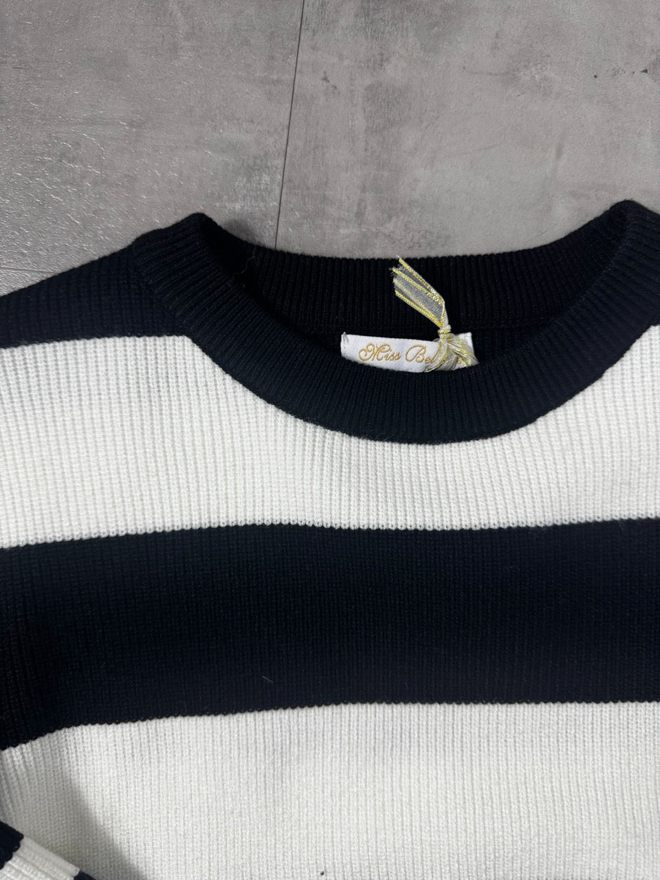 Maglioncino in maglia a righe nero e bianco 4-12 anni