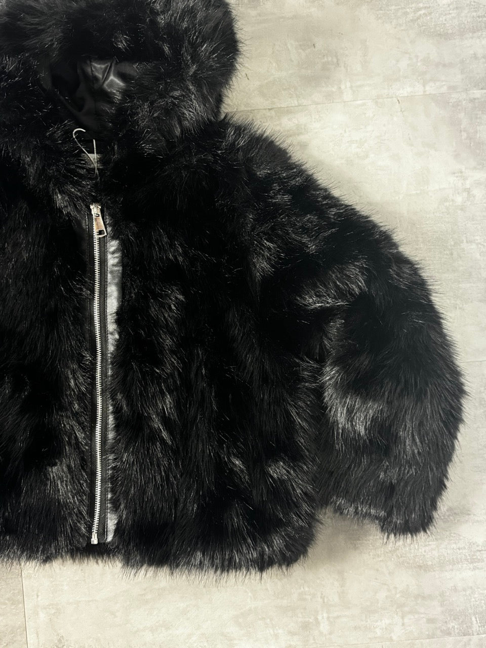 Pelliccia nera con cappuccio e tasche 4-14 anni