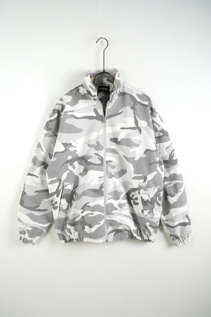 Completo mimetico grigio con giacca con zip e pantalone baggy