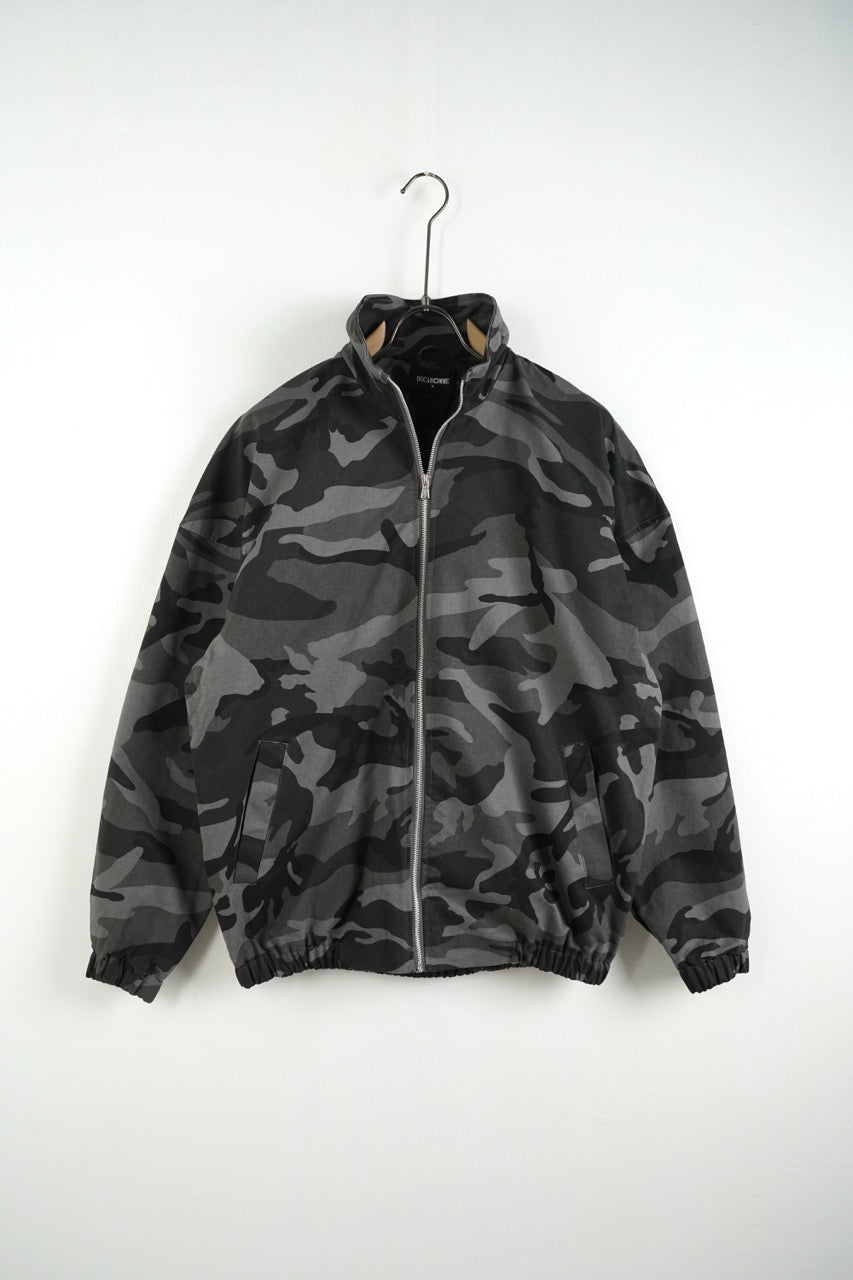 Completo mimetico nero con giacca con zip e pantalone baggy