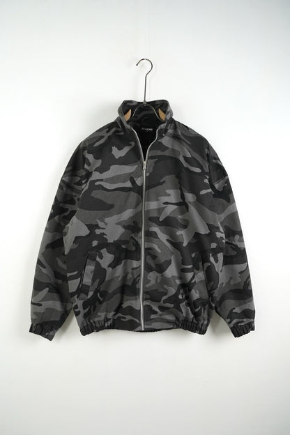 Completo mimetico nero con giacca con zip e pantalone baggy