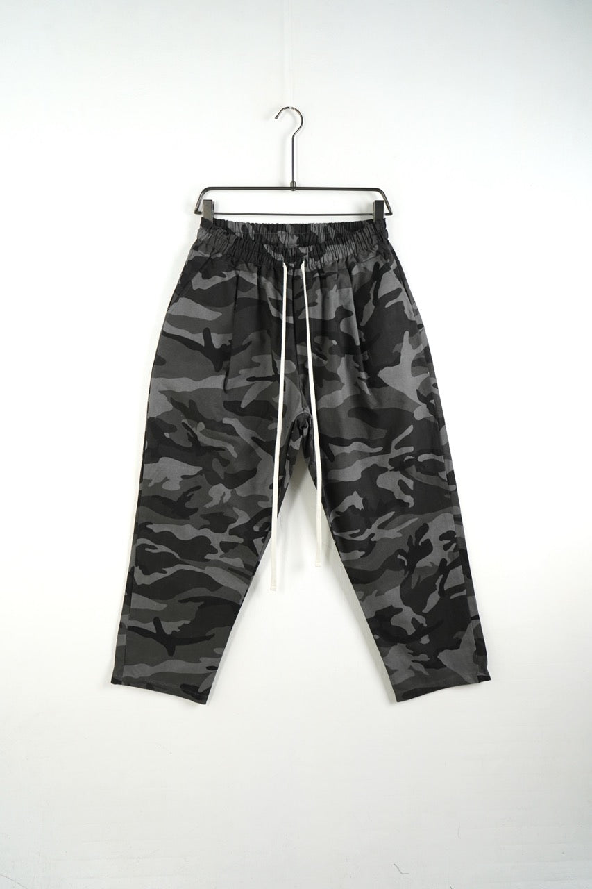 Completo mimetico nero con giacca con zip e pantalone baggy