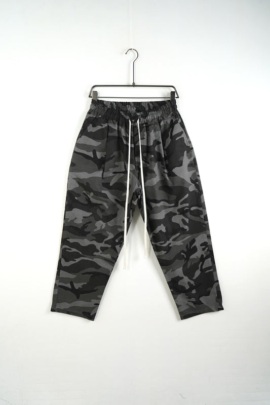 Completo mimetico nero con giacca con zip e pantalone baggy