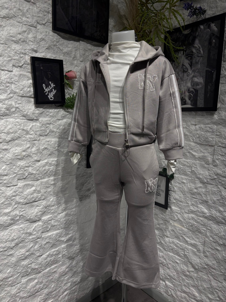 Completo grigio con felpa zip e pantalone a zampa NY - FELPATO 4-14 anni